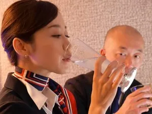 Bà xã dâm hào hứng được ngậm nhiều dương vật một lúc